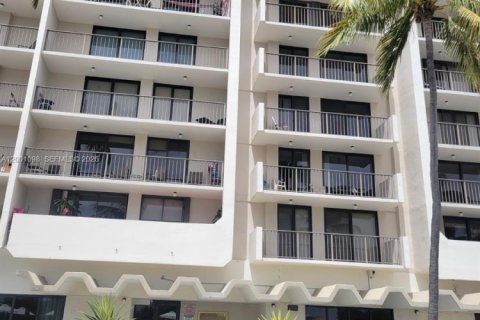 Купить кондоминиум в Майами-Бич, Флорида 1 спальня, 99.87м2, № 2066391 - фото 1