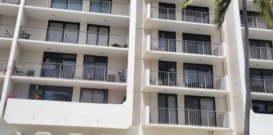 Кондоминиум с 1 спальней в Майами-Бич, Флорида № 2066391