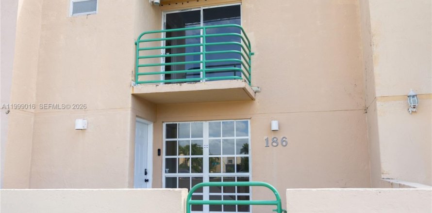 Townhouse in Miami, Florida 3 bedrooms, 159.42 sq.m. № 2064005