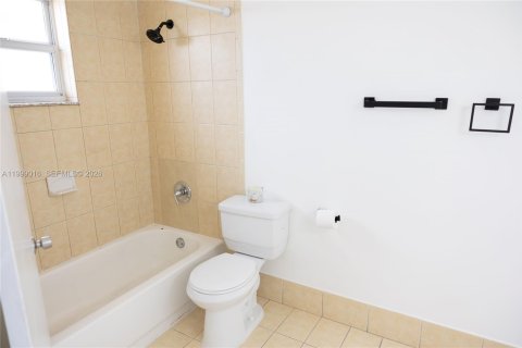 Townhouse in Miami, Florida 3 bedrooms, 159.42 sq.m. № 2064005 - photo 14