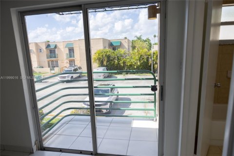 Townhouse in Miami, Florida 3 bedrooms, 159.42 sq.m. № 2064005 - photo 15