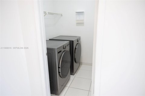 Townhouse in Miami, Florida 3 bedrooms, 159.42 sq.m. № 2064005 - photo 17