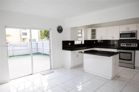 Townhouse in Miami, Florida 3 bedrooms, 159.42 sq.m. № 2064005 - photo 6