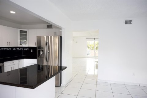 Townhouse in Miami, Florida 3 bedrooms, 159.42 sq.m. № 2064005 - photo 8