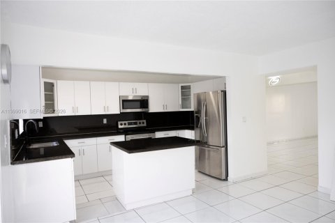 Townhouse in Miami, Florida 3 bedrooms, 159.42 sq.m. № 2064005 - photo 7
