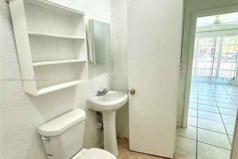 Propiedad comercial en alquiler en Pembroke Pines, Florida № 1923259 - foto 5