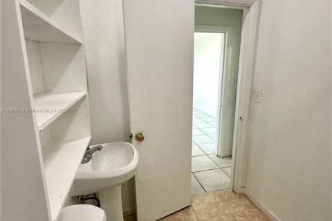 Propiedad comercial en alquiler en Pembroke Pines, Florida № 1923259 - foto 8