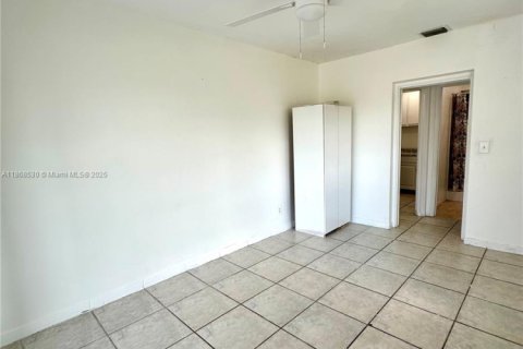 Propiedad comercial en alquiler en Pembroke Pines, Florida № 1923259 - foto 2