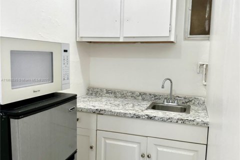 Propiedad comercial en alquiler en Pembroke Pines, Florida № 1923259 - foto 1