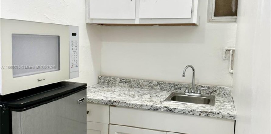 Propiedad comercial en Pembroke Pines, Florida № 1923259
