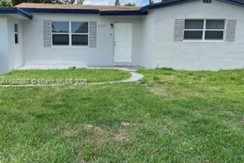 Villa ou maison à louer à Miramar, Floride: 3 chambres, 83.61 m2 № 1961503 - photo 1