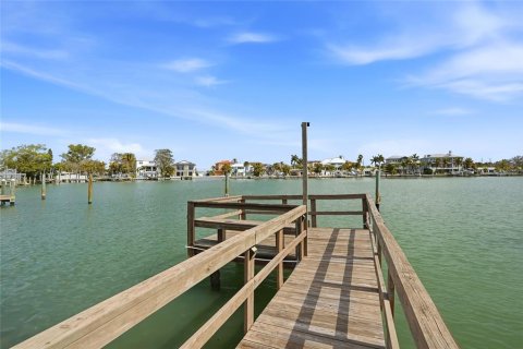 Commercial property in Indian Rocks Beach, Florida 6 bedrooms, 228.91 sq.m. № 2217743 - photo 5