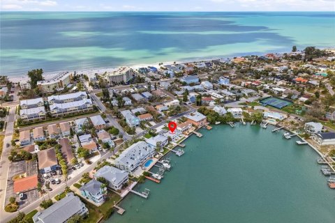 Commercial property in Indian Rocks Beach, Florida 6 bedrooms, 228.91 sq.m. № 2217743