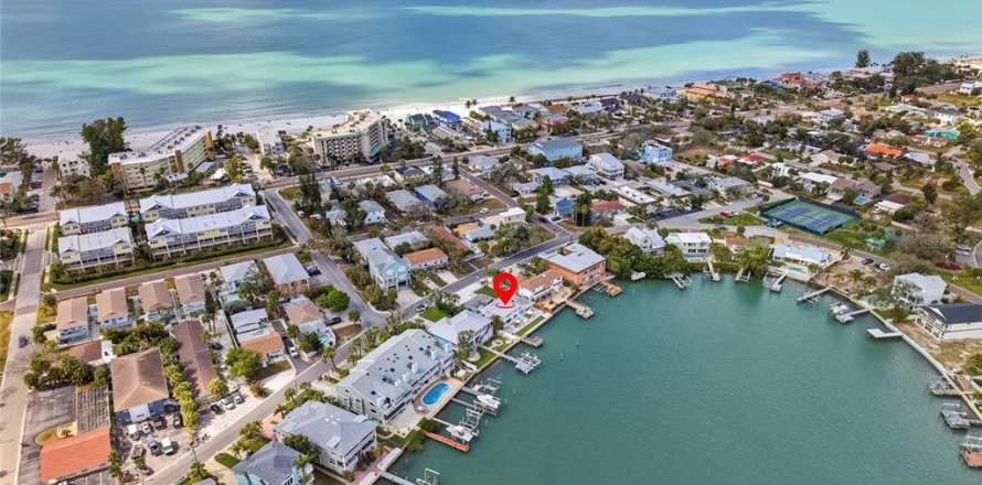 Commercial property in Indian Rocks Beach, Florida 6 bedrooms, 228.91 sq.m. № 2217743