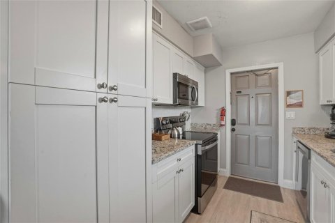 Commercial property in Indian Rocks Beach, Florida 6 bedrooms, 228.91 sq.m. № 2217743 - photo 13