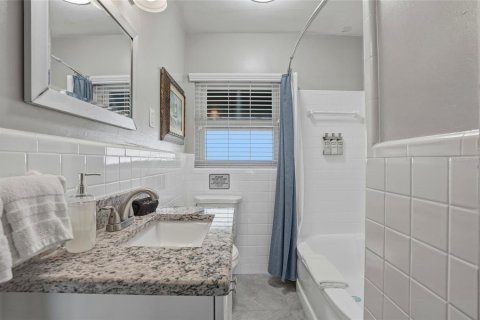 Commercial property in Indian Rocks Beach, Florida 6 bedrooms, 228.91 sq.m. № 2217743 - photo 22