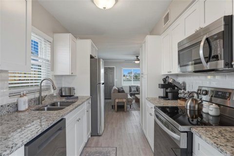 Commercial property in Indian Rocks Beach, Florida 6 bedrooms, 228.91 sq.m. № 2217743 - photo 12