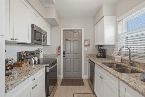 Commercial property in Indian Rocks Beach, Florida 6 bedrooms, 228.91 sq.m. № 2217743 - photo 14