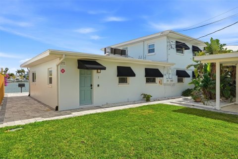 Commercial property in Indian Rocks Beach, Florida 6 bedrooms, 228.91 sq.m. № 2217743 - photo 11