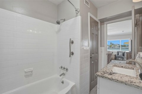 Commercial property in Indian Rocks Beach, Florida 6 bedrooms, 228.91 sq.m. № 2217743 - photo 23