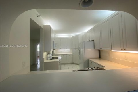 Снять в аренду кондоминиум в Дорал, Флорида 3 спальни, 158.86м2, № 2006712 - фото 10