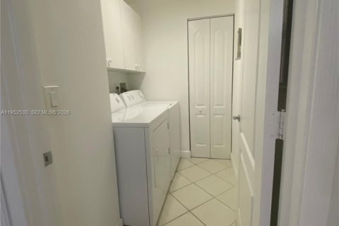 Снять в аренду кондоминиум в Дорал, Флорида 3 спальни, 158.86м2, № 2006712 - фото 8