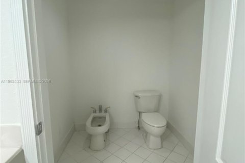 Снять в аренду кондоминиум в Дорал, Флорида 3 спальни, 158.86м2, № 2006712 - фото 26