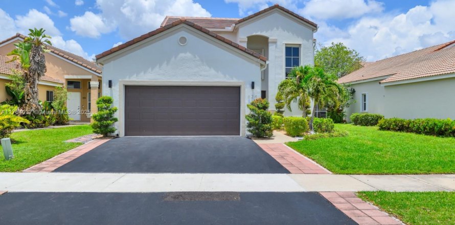 House in Weston, Florida 4 bedrooms, 186.92 sq.m. № 1783567