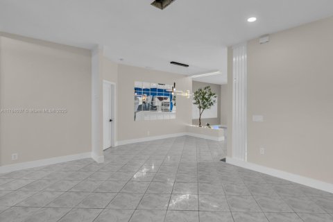 House in Weston, Florida 4 bedrooms, 186.92 sq.m. № 1783567 - photo 15