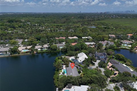 Снять в аренду виллу или дом в Корал-Гейблс, Флорида 5 спален, 356.37м2, № 2053117 - фото 3