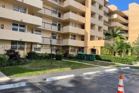 Condominio en venta en Lauderhill, Florida, 3 dormitorios, 147.06 m2 № 1860178 - foto 3