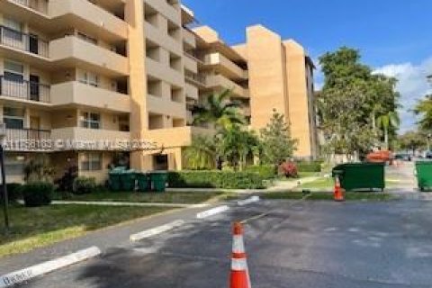 Condominio en venta en Lauderhill, Florida, 3 dormitorios, 147.06 m2 № 1860178 - foto 2