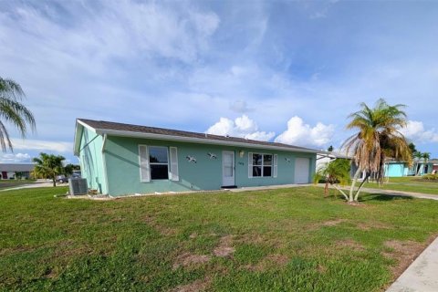 Casa en Port Charlotte, Florida 2 dormitorios, 117.99 m2 № 2375729