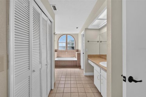 House in Lakeland, Florida 4 bedrooms, 274.06 sq.m. № 2156628 - photo 15