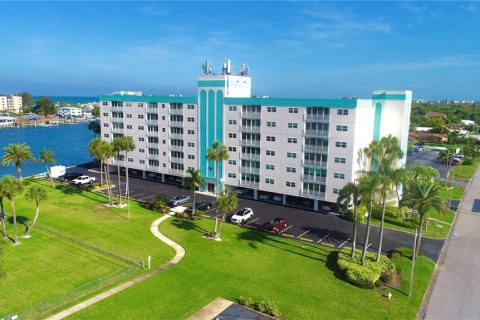 Condo in Largo, Florida, 2 bedrooms № 2204949