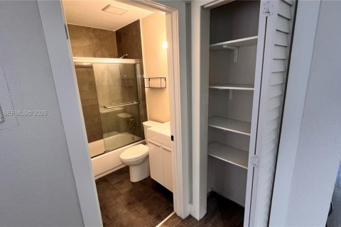 Снять в аренду таунхаус в Майами, Флорида 3 спальни, 121.42м2, № 2080627 - фото 8