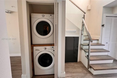 Снять в аренду таунхаус в Майами, Флорида 3 спальни, 121.42м2, № 2080627 - фото 5
