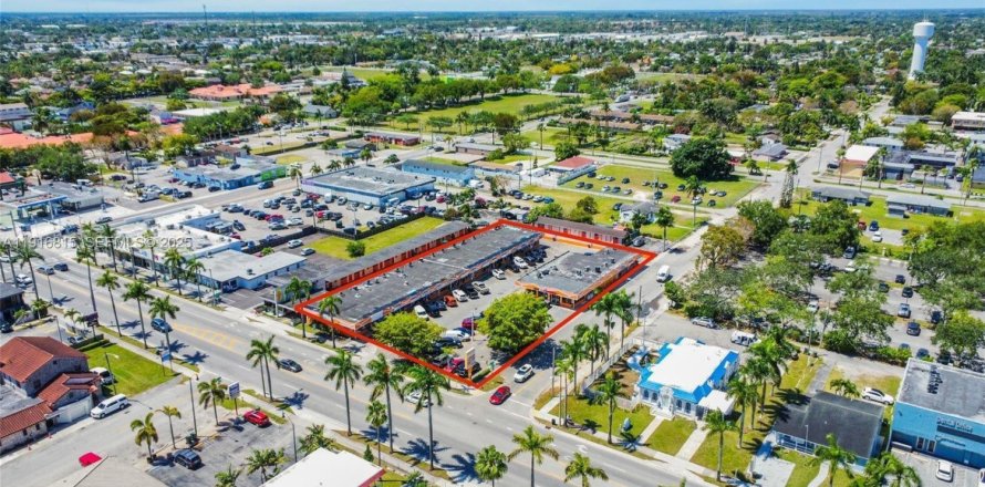 Commercial property in Homestead, Florida № 1976644