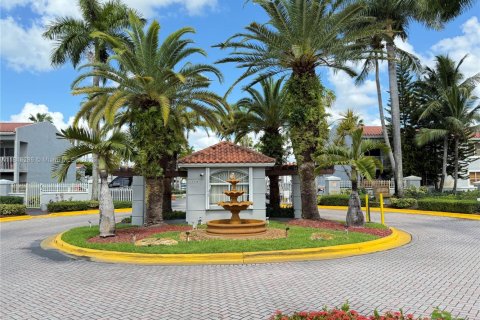 Condominio en alquiler en Doral, Florida, 3 dormitorios, 104.05 m2 № 1981071 - foto 2