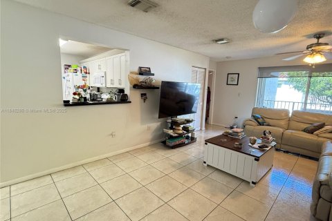 Condominio en alquiler en Doral, Florida, 3 dormitorios, 104.05 m2 № 1981071 - foto 10