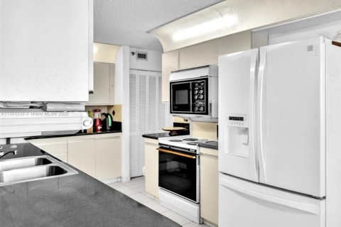 Copropriété à vendre à Hollywood, Floride: 2 chambres, 154.22 m2 № 1076176 - photo 24