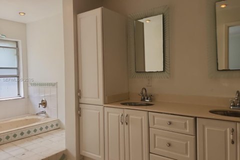 Townhouse in Lauderhill, Florida 3 bedrooms, 195.09 sq.m. № 2083955 - photo 8