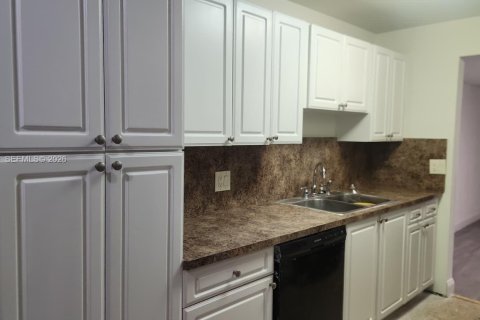 Townhouse in Lauderhill, Florida 3 bedrooms, 195.09 sq.m. № 2083955 - photo 5