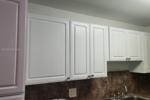 Townhouse in Lauderhill, Florida 3 bedrooms, 195.09 sq.m. № 2083955 - photo 4