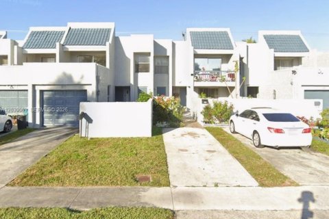 Townhouse in Lauderhill, Florida 3 bedrooms, 195.09 sq.m. № 2083955