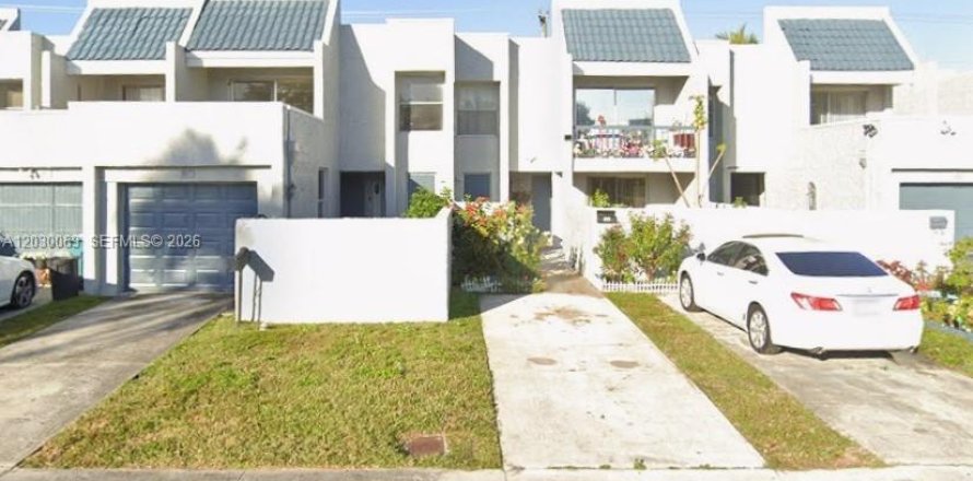 Townhouse in Lauderhill, Florida 3 bedrooms, 195.09 sq.m. № 2083955