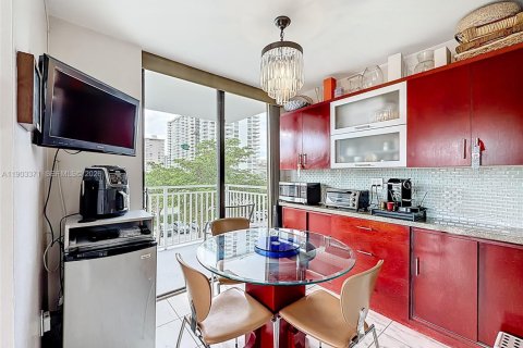 Condo in Sunny Isles Beach, Florida, 3 bedrooms  № 2081840 - photo 12
