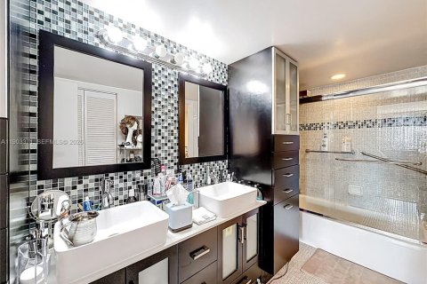 Condo in Sunny Isles Beach, Florida, 3 bedrooms  № 2081840 - photo 22
