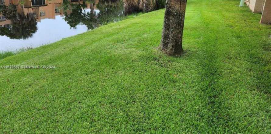 Кондоминиум с 2 спальнями в Лодерхилл, Флорида № 1957852