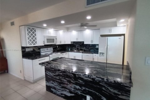 Copropriété à louer à Hollywood, Floride: 2 chambres, 119.66 m2 № 1922329 - photo 22